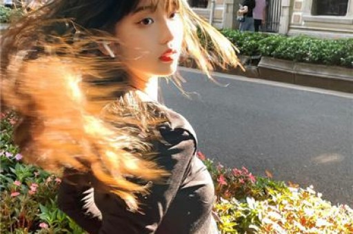 1天曝3大瓜！顶流女星签协议、约会激吻、知三当三各个炸裂